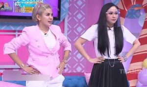 Nikita Mirzani dan Denise Chariesta (kanan). Foto: Screenshoot YouTube