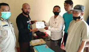 Balon Pilkades Cikahuripan, Arif Bagja (ketiga dari kanan) saat penyerahan syarat pemberkasan dan formulir pendaftaran Pilkades kepada Ketua Panitia Pilkades Cikahuripan, Uci Ruhimat (kedua dari kiri) pada Rabu (9/6) lalu.