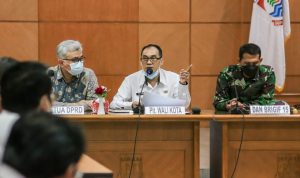 Pelaksana Tugas (Plt.) Wali Kota Cimahi, Ngatiyana menyampaikan hasil evaluasi PPKM Mikro, Aula Gedung A Pemkot Cimahi, Rabu (2/6)(Intan Aida/Jabar Ekspres)