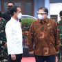 Presiden Joko Widodo tengah berdiskusi dengan menteri Koodinator Bidan Perekonomian Airlangga.