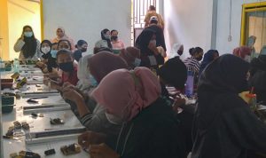 Pengusaha asal korea yang memproduksi Aksesoris Doll diketahu belum memiliki izin usaha secara penuh dan diduga PPKM.