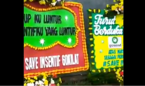 TANGKAPAN LAYAR: Video yang menampilkan sejumlah karangan bunga yang nangkring di kantor Gojek, imbas aksi mogok massal driver GoKilat, ramai diperbincangkan di sosial media. (arifnovianto_id/twitter)