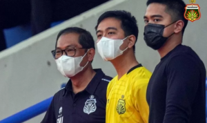 COO Bhayangkara FC Kombes Pol Sumardji SH (kiri) bersama Wali Kota Solo Gibran Rakabuming Raka (tengah) dan Direktur Utama Persis Solo Kaesang Pangarep. (HO/Tim Media Bhayangkara FC)