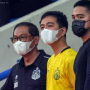 COO Bhayangkara FC Kombes Pol Sumardji SH (kiri) bersama Wali Kota Solo Gibran Rakabuming Raka (tengah) dan Direktur Utama Persis Solo Kaesang Pangarep. (HO/Tim Media Bhayangkara FC)