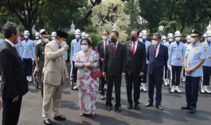 Menhan Prabowo Subianto bersama Presiden Kelima RI Megawati Soekarnoputri saat peresmian patung Bung Karno menunggang kuda di Kantor Kemenhan, Jakarta, Minggu (6/6). Foto: dokumentasi DPP PDI Perjuangan.