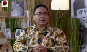 Ada Filosofi di Balik Peci Hitam Bung Karno, Ini Penjelasannya Dosen Ilmu Politik dan Ilmu Pemerintahan Universitas Gajah Mada (UGM) Abdul Gaffar Karim dalam Episode 8 Bung Karno Series Badan Kebudayaan Nasional Pusat PDI Perjuangan yang dipandu Kirana Larasati secara virtual, Selasa (8/6). Screenshot akun BKNP di YouTube.