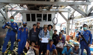 Petugas Dirpolair Baharkam Polri menangkap anak buah kapal (ABK) asing asal Vietnam yang melakukan penangkapan ikan ilegal di Perairan Natuna, Kepulauan Riau, Jumat (5/6/2021) (ANTARA/HO-Dirpolair Baharkam Polri).