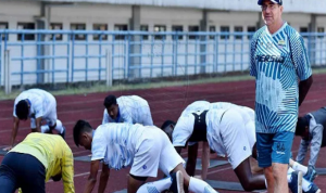 Jelang Piala Wali Kota Solo, Persib Bandung Ingin Juara Pelatih Persib Bandung, Robert Rene Alberts mengawasi anak asuhnya latihan. Foto: persib.co.id.