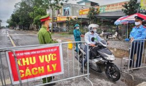 Petugas di Vietnam berjaga-jaga di masa social distancing beberapa waktu lalu. Foto: VNA/VNS Photo Danh Lam.