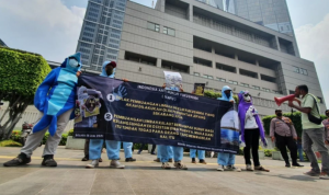 IANFU menggelar aksi damai memperingati 'Hari Laut Sedunia' di depan gedung Kedubes Jepang, Jalan MH Thamrin, Jakarta Pusat, Selasa (8/6). Foto: Dokumen IANFU