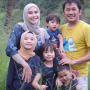 Zaskia Mecca bersama suami, Hanung Bramantyo dan anak-anaknya. Foto: Instagram.