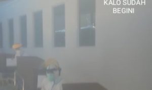 Tangkapan layar video viral nakes RSUD Cibabat membawa peti jenazah.