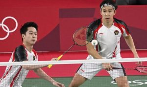 Usai Kalahkan Inggris dan India, Minions Melaju ke Perempat Final Olimpiade Tokyo Marcus Fernaldi Gideon/Kevin Sanjaya Sukamuljo saat berlaga melawan ganda India Satwiksairaj Rankireddy/Chirag Shetty pada pertandingan Grup A Olimpiade Tokyo 2020. (Alexander Nemenov/AFP)