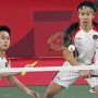 Marcus Fernaldi Gideon/Kevin Sanjaya Sukamuljo saat berlaga melawan ganda India Satwiksairaj Rankireddy/Chirag Shetty pada pertandingan Grup A Olimpiade Tokyo 2020. (Alexander Nemenov/AFP)