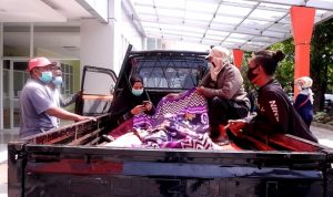 Naik Mobil Bak, Warga Sedong Keliling 4 Rumah Sakit di Kota Cirebon, Semua Penuh Perjuangan warga mengantar pasien menggunakan mobil bak untuk mencari rumah sakit