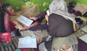 Penyaluran bansos oleh pihak kelurahan Cipadung yang dilakukan door to door pada warga yang sakit.