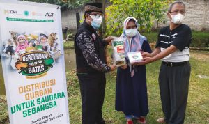 Ketua ICMI Orwil Jabar Pro. Dr, Najip MAg nyerahkan bantuan secara simbolis kepada warga.