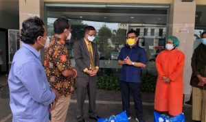 Ketua Yayasan AHM Ahmad Muhibbuddin (kiri kedua), Ketua Umum IKALUIN Ace Hasan Sadzily (kanan ketiga), menyerahkan bantuan bagi tenaga kesehatan yang diterima langsung Direktur Utama RS UIN Jakarta Amir Fauzi (kiri ketiga). Bantuan yang diberikan akan di salurkan kepada tenaga kesehatan wilayah Tangerang Selatan dan Bogor.