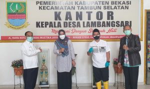 Anggota DPRD Komisi IV Drs. H. Daddy Rohanady dari Fraksi Partai Gerindra bersama Kepala Desa Lambangsari ketika melakukan kunjungan kerja ke Kabupaten Bekasi