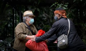 65 Ribu Pelaku Seni Sepi Job, Pemdaprov Bagikan Bantuan Bantuan uang tunai 400 ribu dan paket sembako diberikan kepada pekerja seni yang kena dampak PPKM