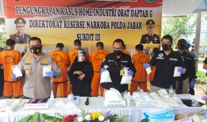 Kabid Humas Polda Jabar, Kombes Pol Erdi A Chaniago (kiri), saat konferensi pers pengungkapan kasus peracik obat ilegal