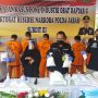 Kabid Humas Polda Jabar, Kombes Pol Erdi A Chaniago (kiri), saat konferensi pers pengungkapan kasus peracik obat ilegal