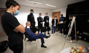 RAPAT: Pelatih Timnas Brazil, Tite bersama jajaran staf kepelatihan. (@CBF_Futebol/Twitter)