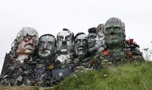'Gunung Recyclemore' sebuah patung karya Joe rush yang terbuat dari limbah elektronik yang menggambarkan para pemimpin G7 berbentuk seperti Gunung Rushmore
