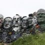 'Gunung Recyclemore' sebuah patung karya Joe rush yang terbuat dari limbah elektronik yang menggambarkan para pemimpin G7 berbentuk seperti Gunung Rushmore