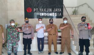 Tim Satgas Covid-19 Kecamatan Cimanggung saat foto bersama usai lakukan sidak di PT Yakjin Jaya Indonesia, Senin (5/7). (Yanuar Baswata/Jabar Ekspres)