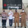 Tim Satgas Covid-19 Kecamatan Cimanggung saat foto bersama usai lakukan sidak di PT Yakjin Jaya Indonesia, Senin (5/7). (Yanuar Baswata/Jabar Ekspres)