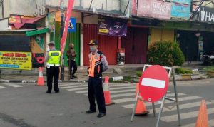 PPKM Darurat, Penutupan Ruas Jalan Diperluas ILUSTRASI: Petugas menjaga salah satu jalan utama di wilayah Kota Cimahi yang sudah ditutup, Jalan Rd. Demang Hardjakusumah, beberapa waktu lalu.