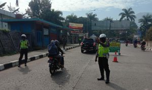Situasi Pos Penyekatan di wilayah depan Unpad, Kecamatan Jatinangor, Kabupaten Sumedang pada Sabtu (10/7).