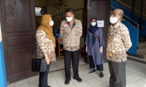 Lurah Sukatani, Cahyanto (kanan)