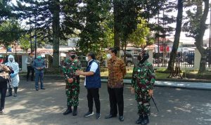 TNI dan Polri Salurkan Bantuan Obat untuk Warga Isoman