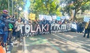 Ribuan warga Kota Bandung melakukan aksi unjuk rasa untuk menolak pemberlakukan PPKM Darurat.