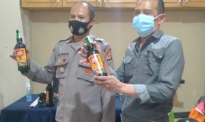 Kapolsek Jatinangor, Kompol Aan Supriatna (kiri) bersama Kanit Reskrim Polsek Jatinangor, IPTU Yayat Supriatna saat memperlihatkan barang bukti temuan miras di Mapolsek Jatinangor, Jumat (23/7). (Yanuar Baswata/Jabar Ekspres)