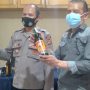 Gagah! Polsek Jatinangor Gagalkan Peredaran Ratusan Botol Miras Kapolsek Jatinangor, Kompol Aan Supriatna (kiri) bersama Kanit Reskrim Polsek Jatinangor, IPTU Yayat Supriatna saat memperlihatkan barang bukti temuan miras di Mapolsek Jatinangor, Jumat (23/7). (Yanuar Baswata/Jabar Ekspres)