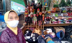 Wanita Penjual Mainan ini, Mengaku Tidak Pernah Dapat Bansos