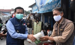 Bupati Sumedang Kembali Salurkan Bansos untuk Warga Terdampak Covid