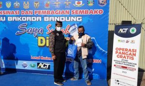 VAKSINASI: Seorang warga telah menerima suntikan dosis vaksin foto bersama Kepala Cabang ACT Cimahi, Lanud Husein Sastranegara, Senin (26/7). (Intan Aida/Jabar Ekspres)