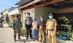 Petugas Bagikan Bantuan Beras kepada Warga Depok Jaya Petugas Bagikan Bantuan Beras kepada Warga Depok Jaya