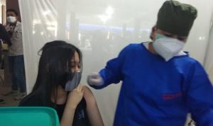 Dirjen Dukcapil: Sertifikat Vaksinasi Covid-19 Mungkin Akan Jadi Syarat Pengurusan Administrasi ILUSTRASI: Seorang warga menjalani vaksinasi COVID-19. (Ist)