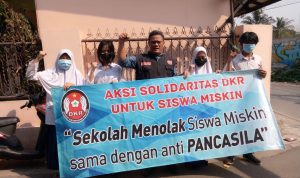 Ketua DKR, Roy Pangharapan (tengah) saat bersama siswa miskin yang belum mendapatkan sekolah