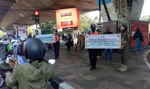 Dok. Satpol-PP Jabar, berkolaborasi dengan KPJ, untuk ingatkan masyarakat terhadap Prokes, di simpang Cikapayang, Jum'at (30/7). Foto. Sandi Nugraha