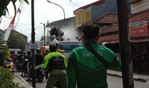 Salah satu mobil PMI sedang melakukan penyemprotan disinfektan di wilayah Kota Cimahi, Sabtu (31/7)(Intan Aida/Jabar Ekspres)