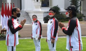 Presiden Joko Widodo bersama Menpora Zainudin Amali dan Ketua NOC Indonesia, Raja Sapta Oktohari. (Kemenpora)