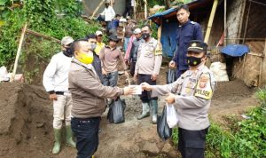 Aipda Citro Bhabinkamtibmas Polsek Sukaresmi Diam-diam Bantu Renovasi Rumah Warga Kapolsek Sukaresmi, Cianjur serahkan bantuan untuk memperbaiki rutilahu warga
