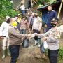 Kapolsek Sukaresmi, Cianjur serahkan bantuan untuk memperbaiki rutilahu warga