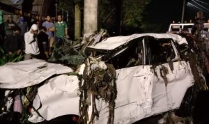 Viral, Sebuah Mobil Warna Putih Hanyut Terbawa Arus Sungai Cikendal Kendaraan roda empat jenis Toyota Veloz berhasil dievakuasi petugas Diskar PB Kota Bandung setelah hanyut di sungai.